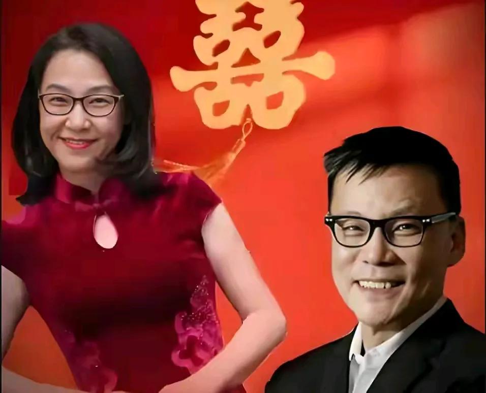 张丹红岁数虽大，但洋溢的气息是年轻的。大红喜字挺配她这新娘子的，喜庆的事喜庆笑容