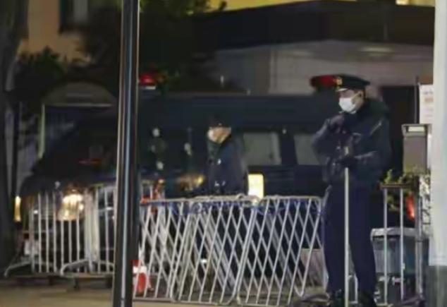 日本自卫队现役人员，光天化日持刀翻墙闯中国大使馆，还想杀外交官？这不是电影，是3