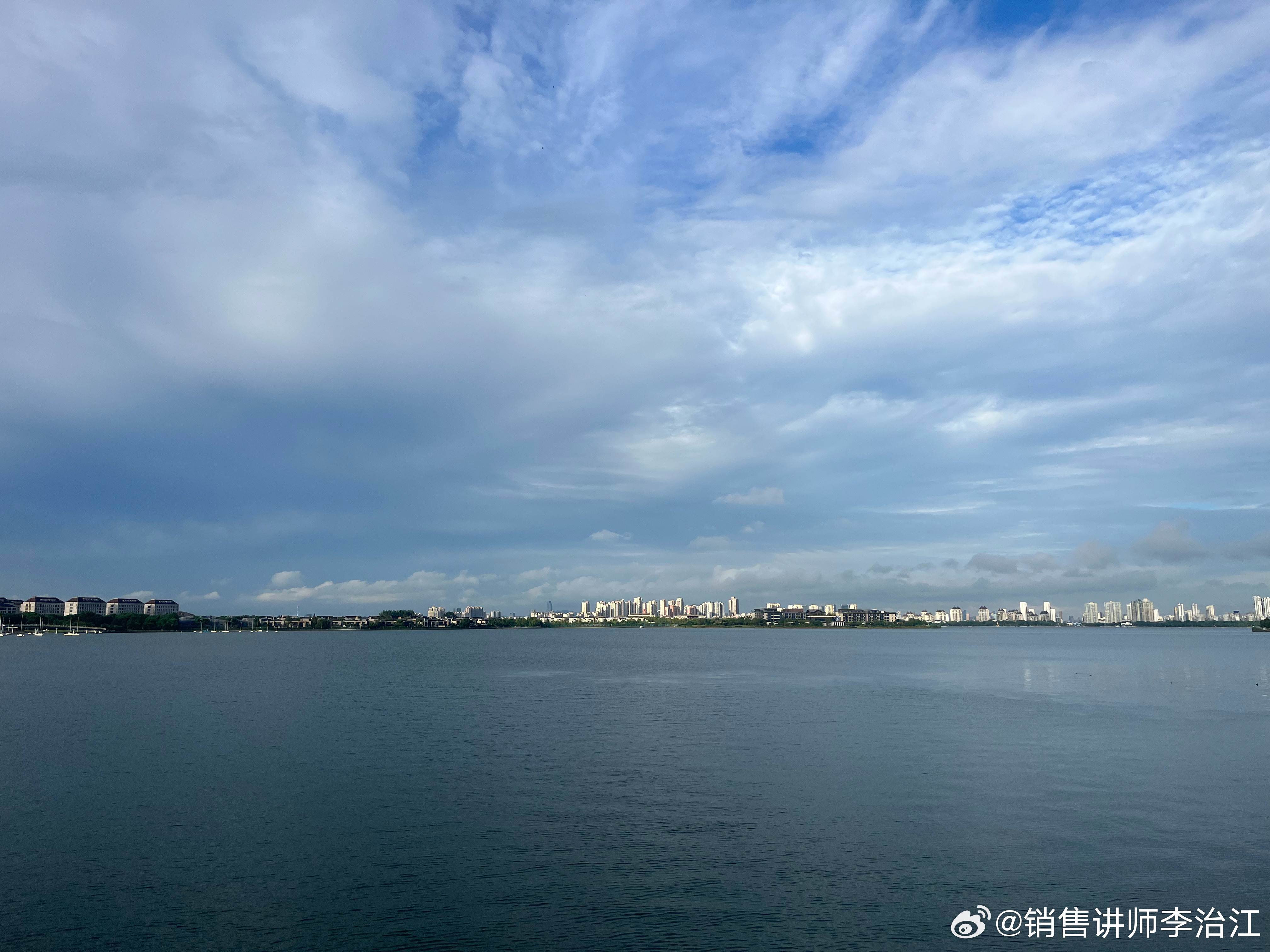 跑遍全中国 打卡斜塘河北线，有凉风，是一个适合跑步的好天气，秋天的味道开始慢慢地