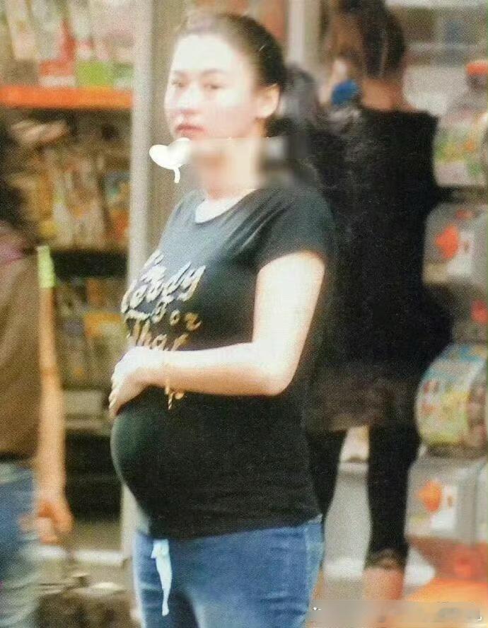 张柏芝怀孕了还穿牛仔裤？！不会勒的难受吗 
