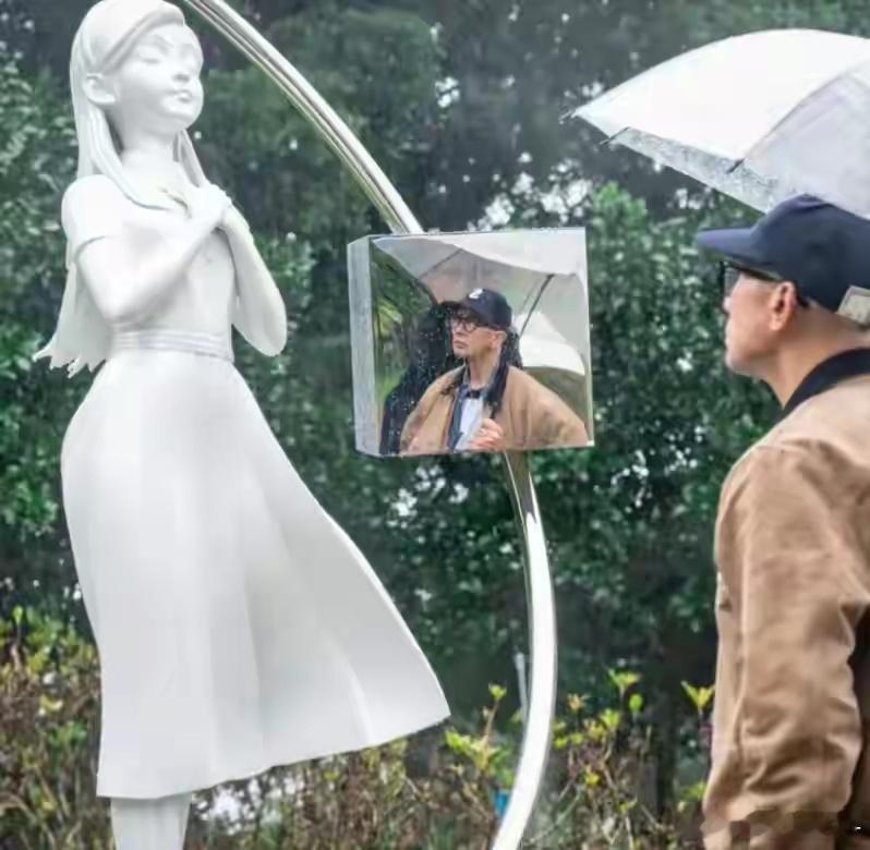 好多人都说大s的雕像不像她本人。但是这个雕像其实并不是为了重现她的样貌，而是为她