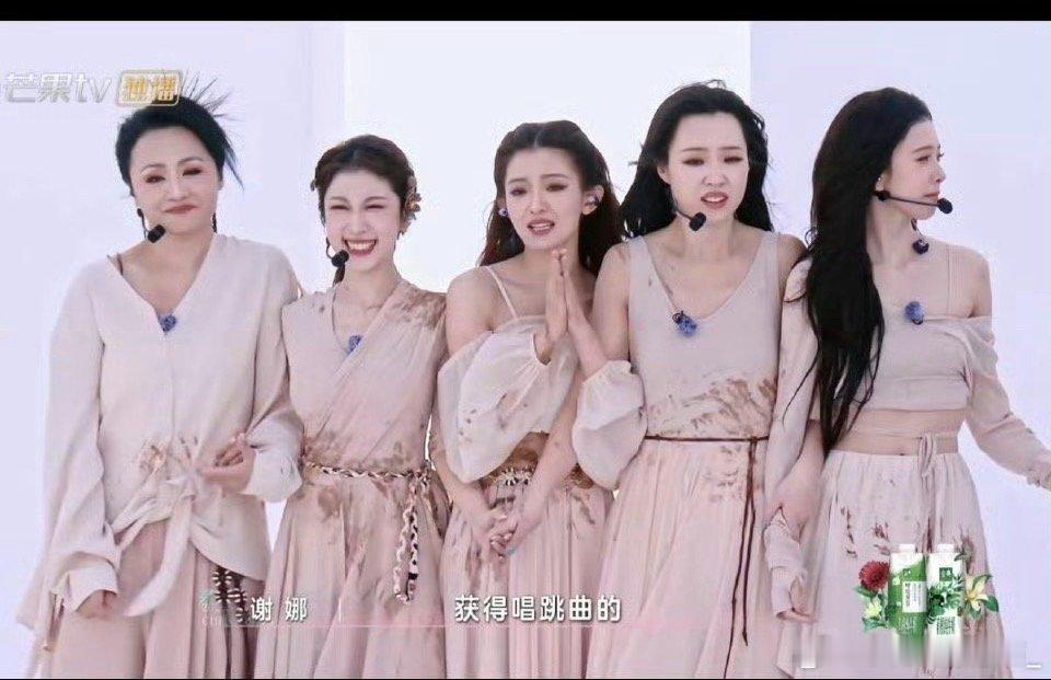 谁来管管这个双手合十的罗予彤罗予彤一脸虔诚地祈祷，张小婉和管乐在旁边笑到直不起腰