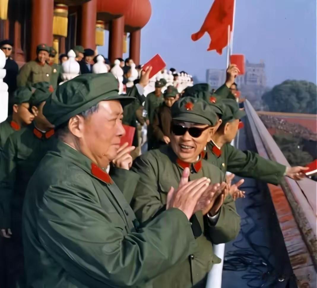 天安门城楼上，毛主席身着军装，身姿挺拔、目光沉稳，毛主席气度非凡。陈毅元帅面向主