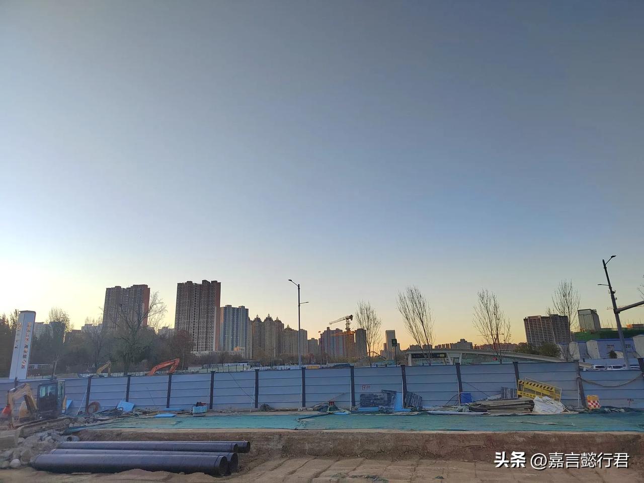 我一直盼望着这条路打通，从高铁片区那标志杆竖起之时。虽然它只有短短的几十米，但向