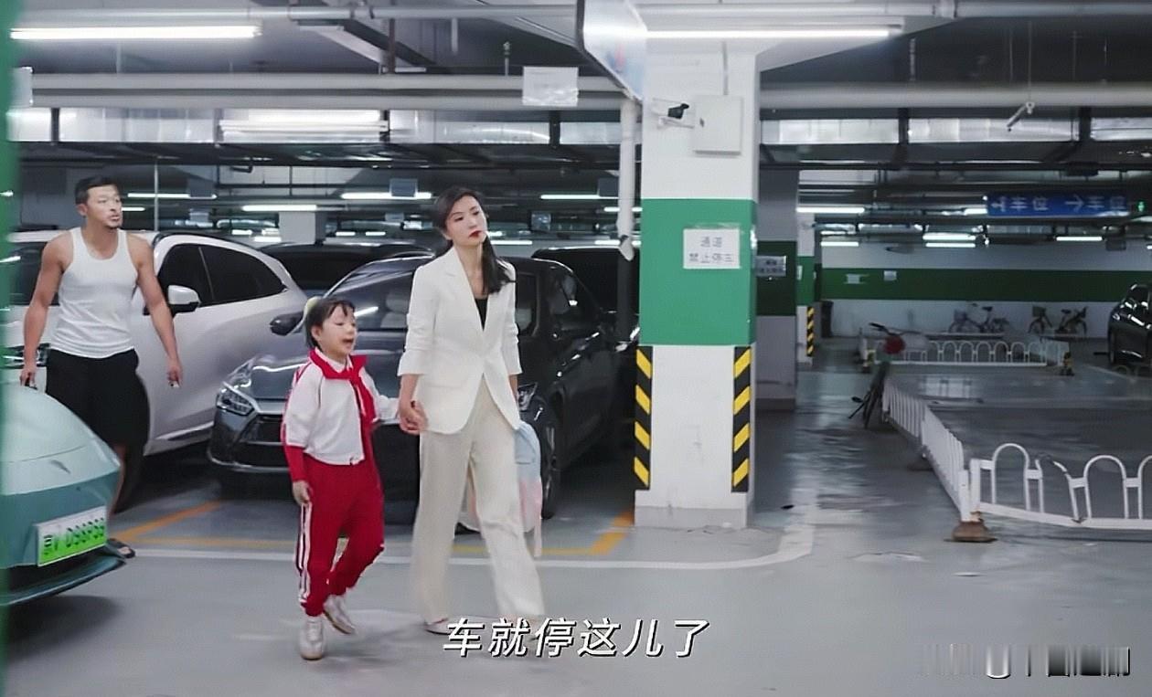 《欢乐家长群2》被没素质的人占了车位怎么办，果宝勇敢保护妈妈，一起整治坏男人。 