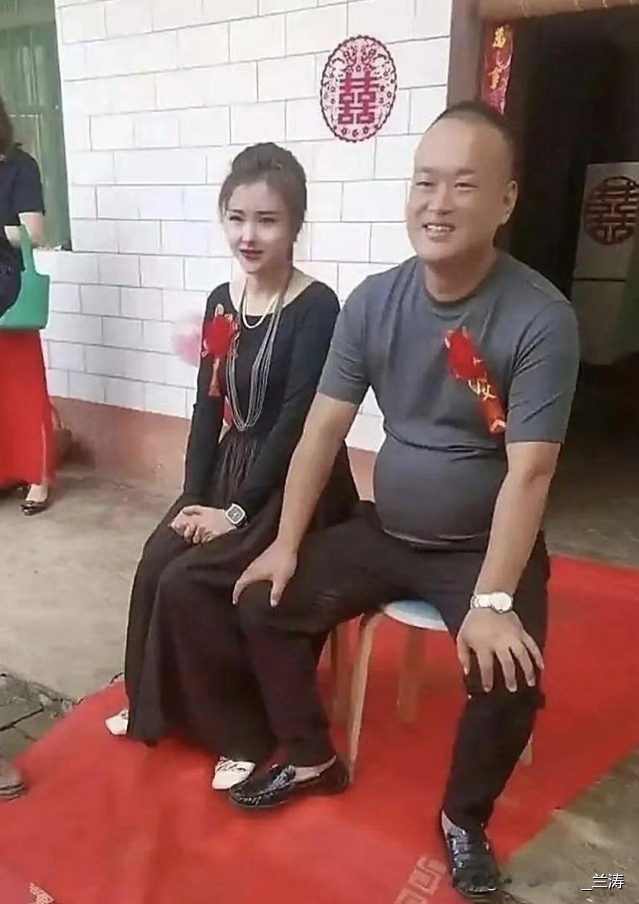 婚礼现场，目光瞬间被岳母吸引！她身姿优雅，面容温婉，岁月未减其风姿，反而添了成熟