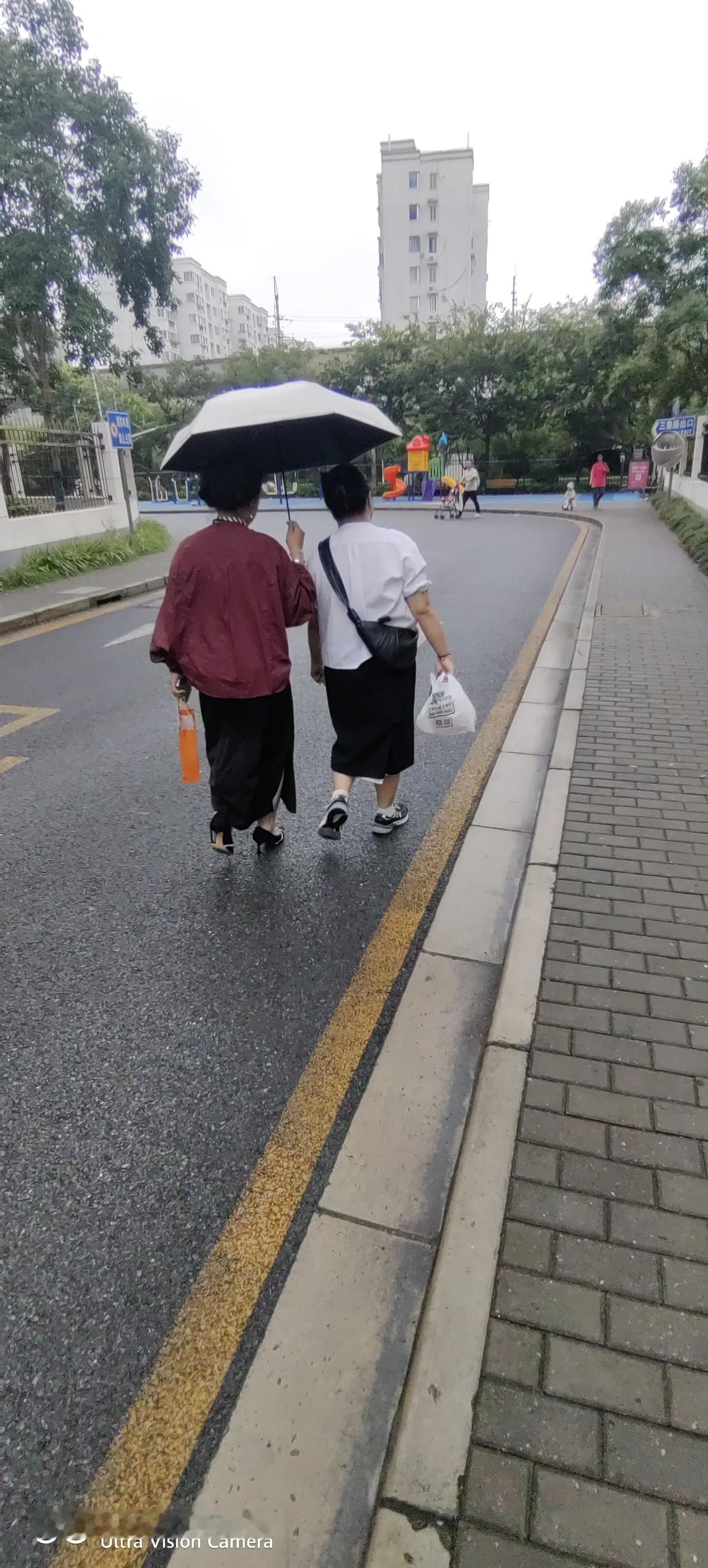 上海富人的天堂
穷人的深圳（身振）
昨天妞请我们去看了一场电影，吃一餐晚饭去大超