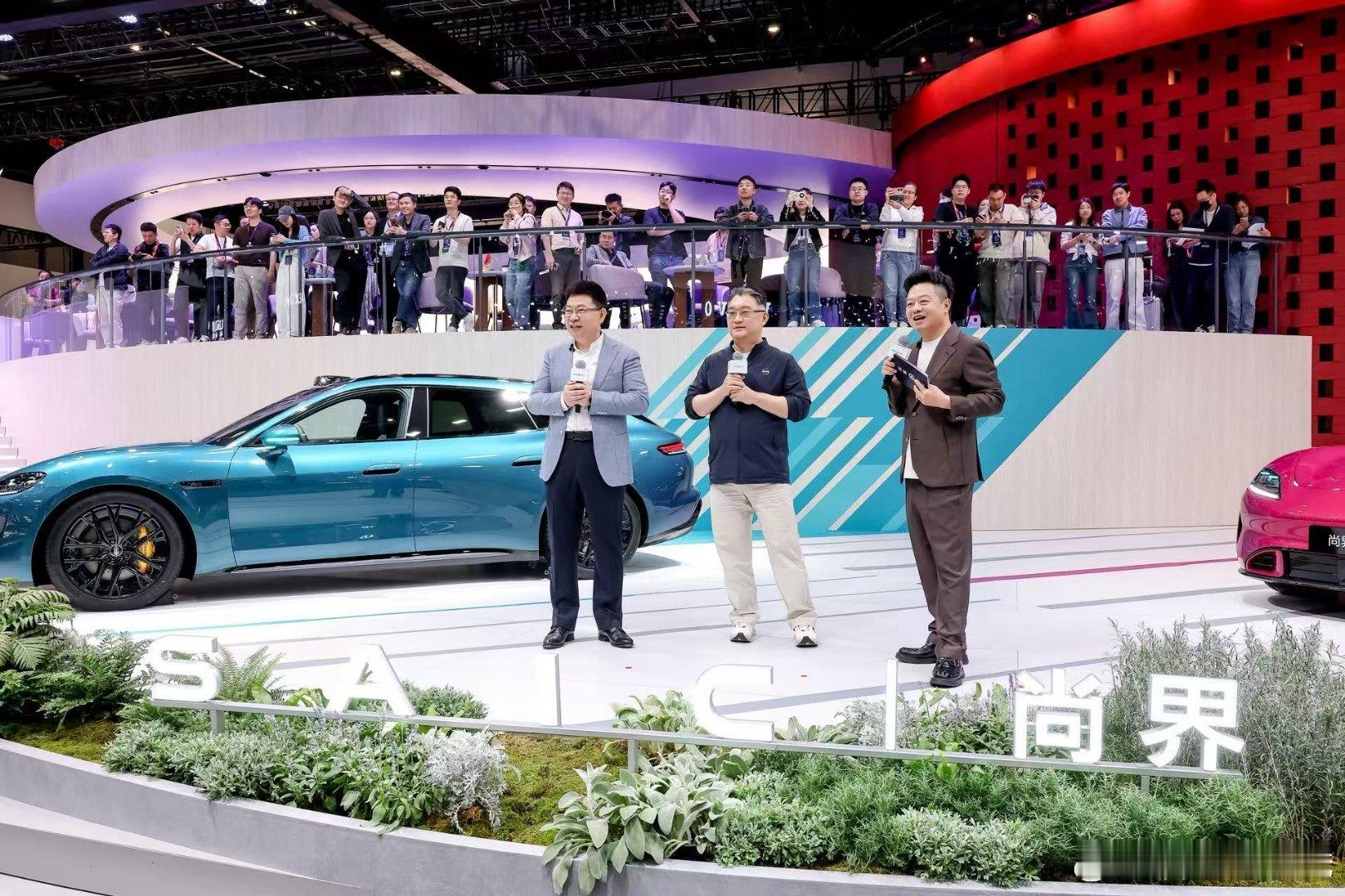 车展采访肖战粉丝 尚界Z7出了好几款不同颜色，晚山新绿、电光紫粉都挺有个性。肖战