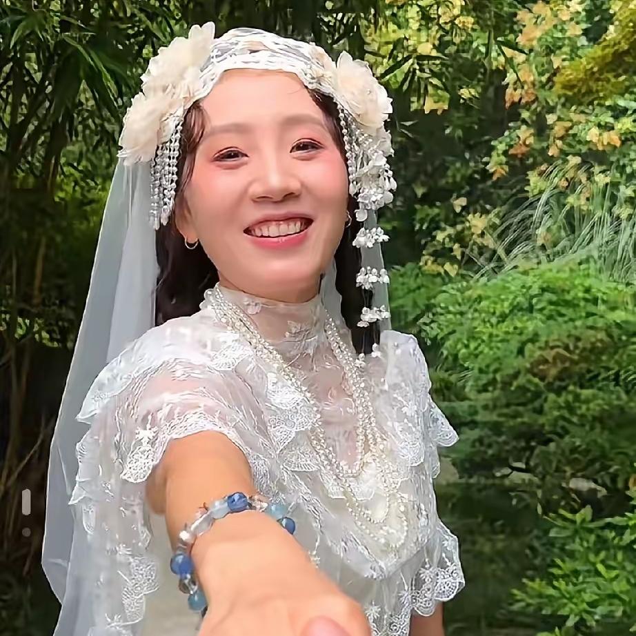 妈妈终于拍上婚纱照，这是秋天妈妈一个渴望，还记得在以前的视频里，就是几年前的秋天