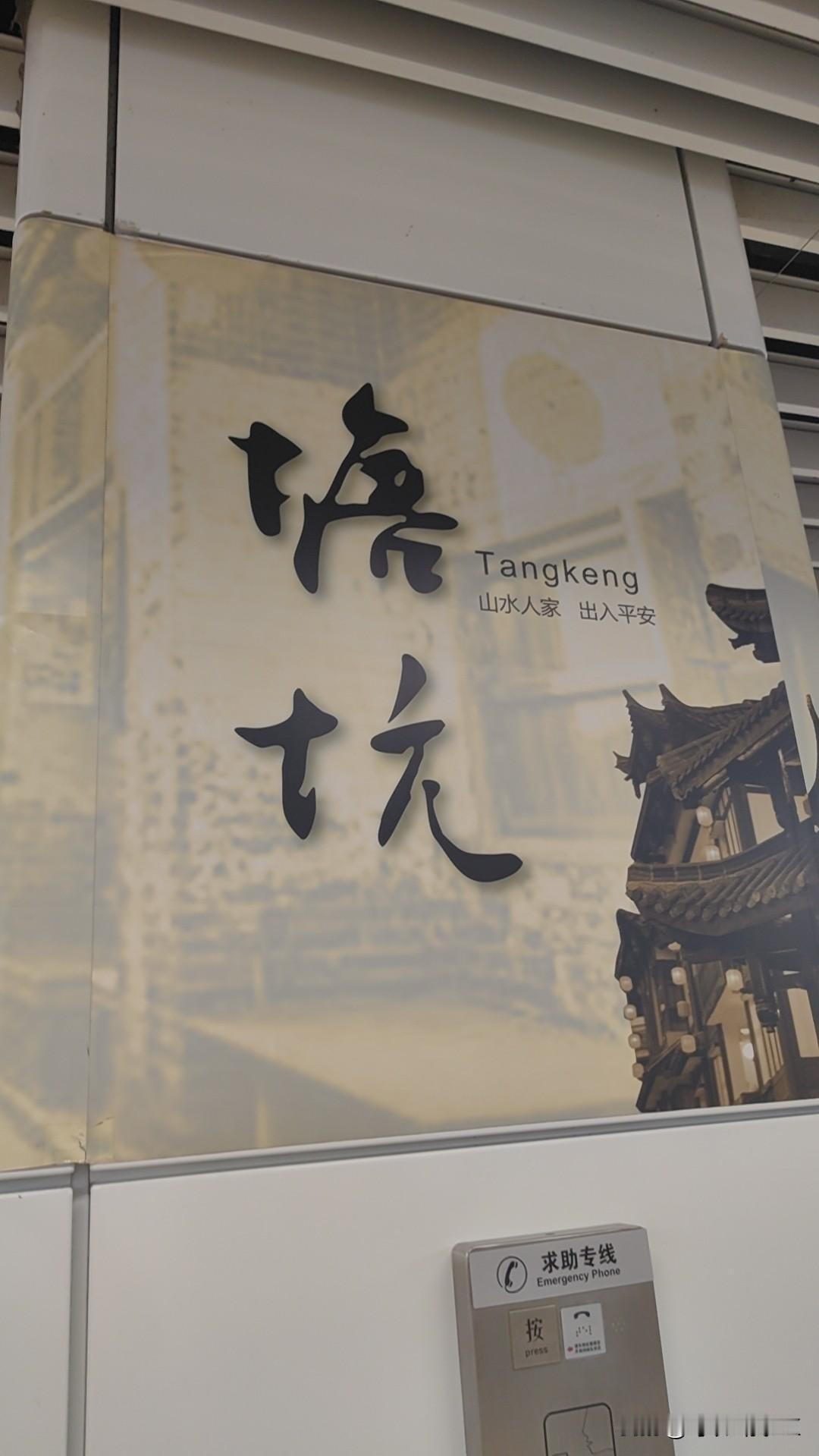 到了中国以后，川普突然变得彬彬有礼，而且一改八十多年的习惯，开始端起了酒杯，礼貌