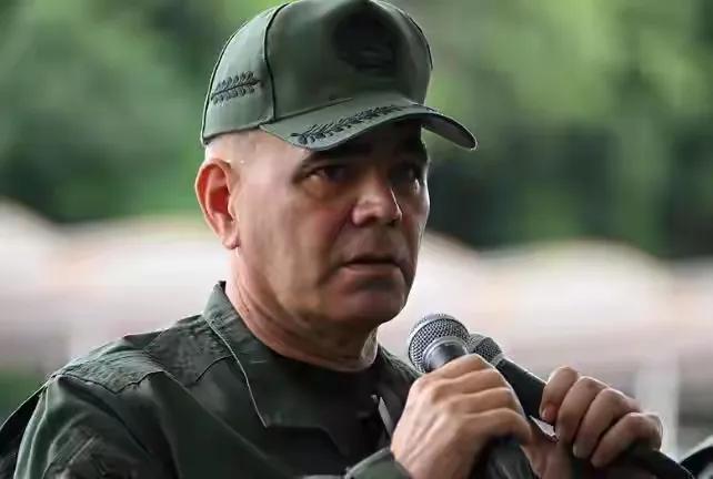 总统被绑架，委内瑞拉正式启动全国战备，意义何在？
马总统被绑走后，国防部长洛佩斯