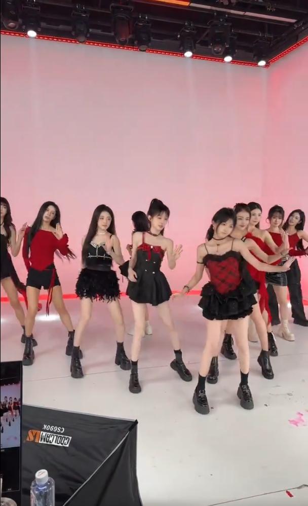 看来，网红经济已经进入了优胜略汰的阶段了。
仅靠颜值的主播已经被市场冲刷，加之用