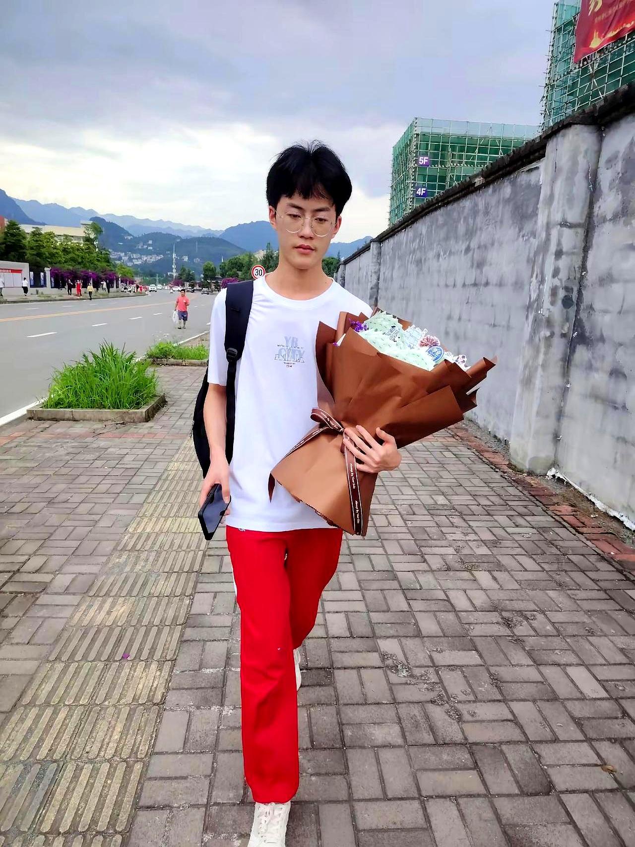 谁能想到，去年夏天因为“要不要复读”这事儿，我俩差点把房顶掀了，结果今天，我竟然