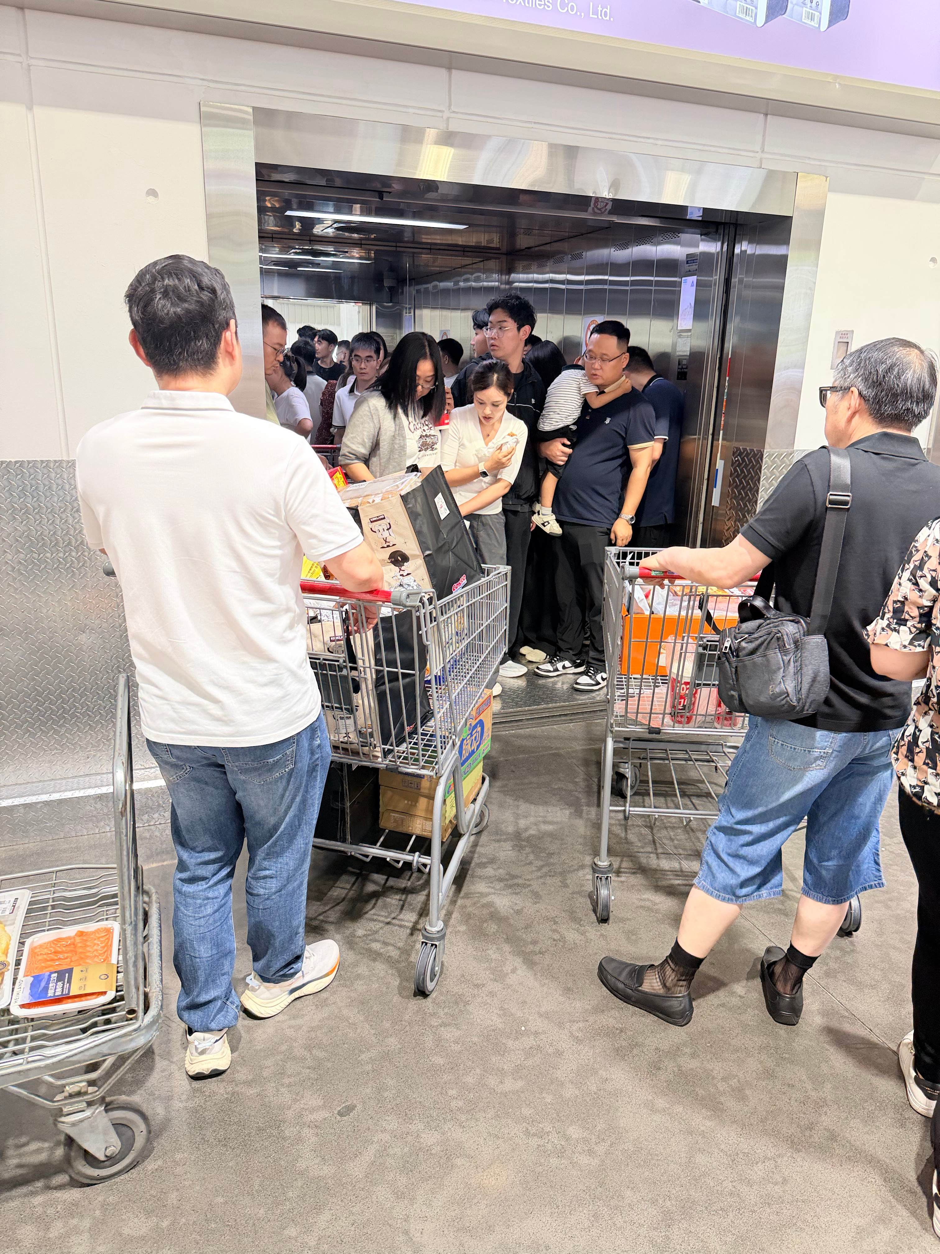 上海Costco是我去过最夸张的超市。不但停车场的位置要抢，居然这个推车也需要排