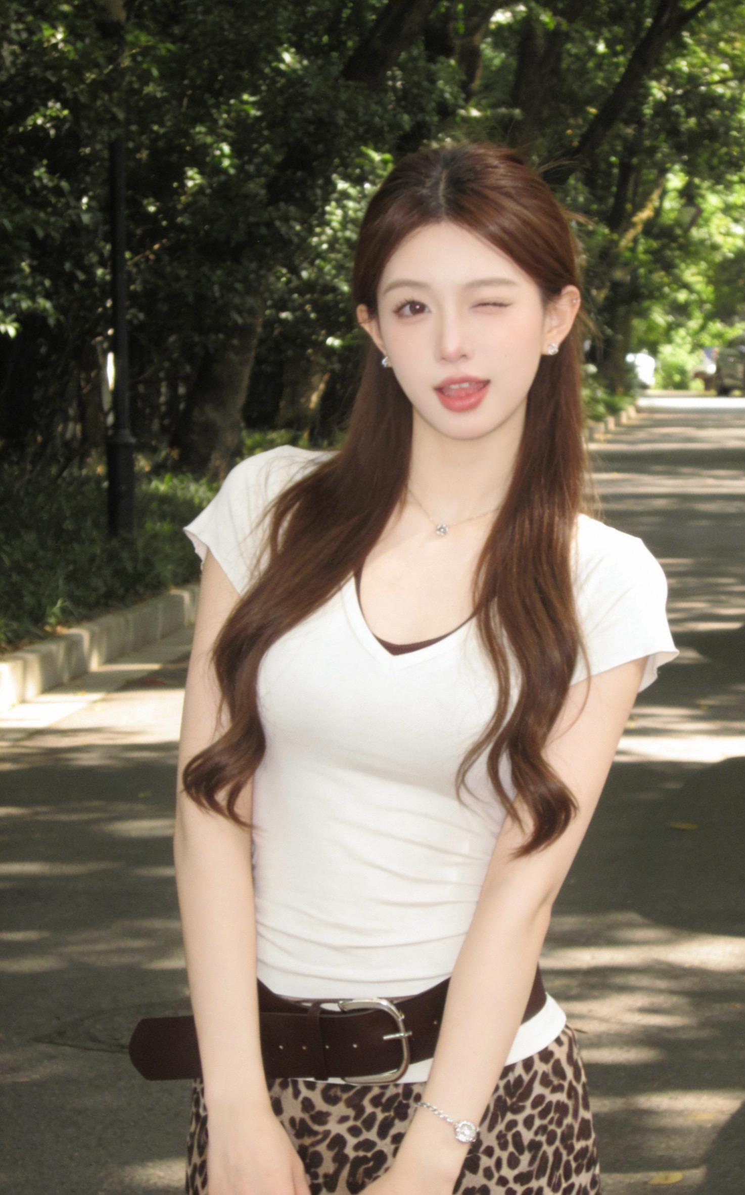 又回到千禧年代📸 豹纹短裙超爱。