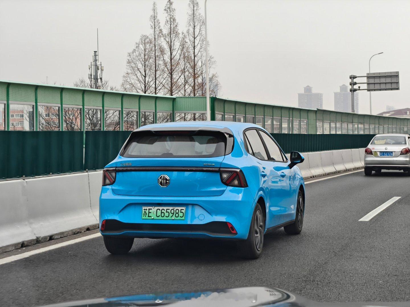 最低配MG4已经在路上看到，非常好的汽车（后雨刷除了最低配都有）。6.88万买到