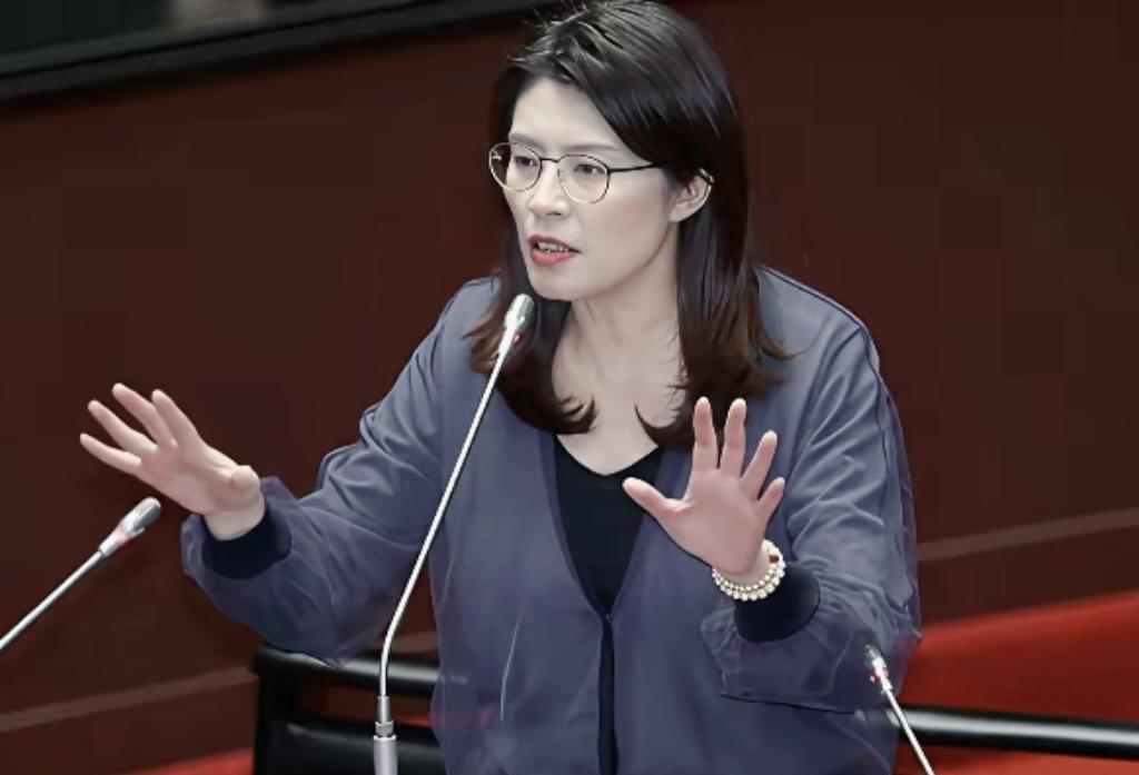 5月8日下午，当台湾立法机构表决屏跳出7800亿这个数字时，现场气氛冷凝，外界解