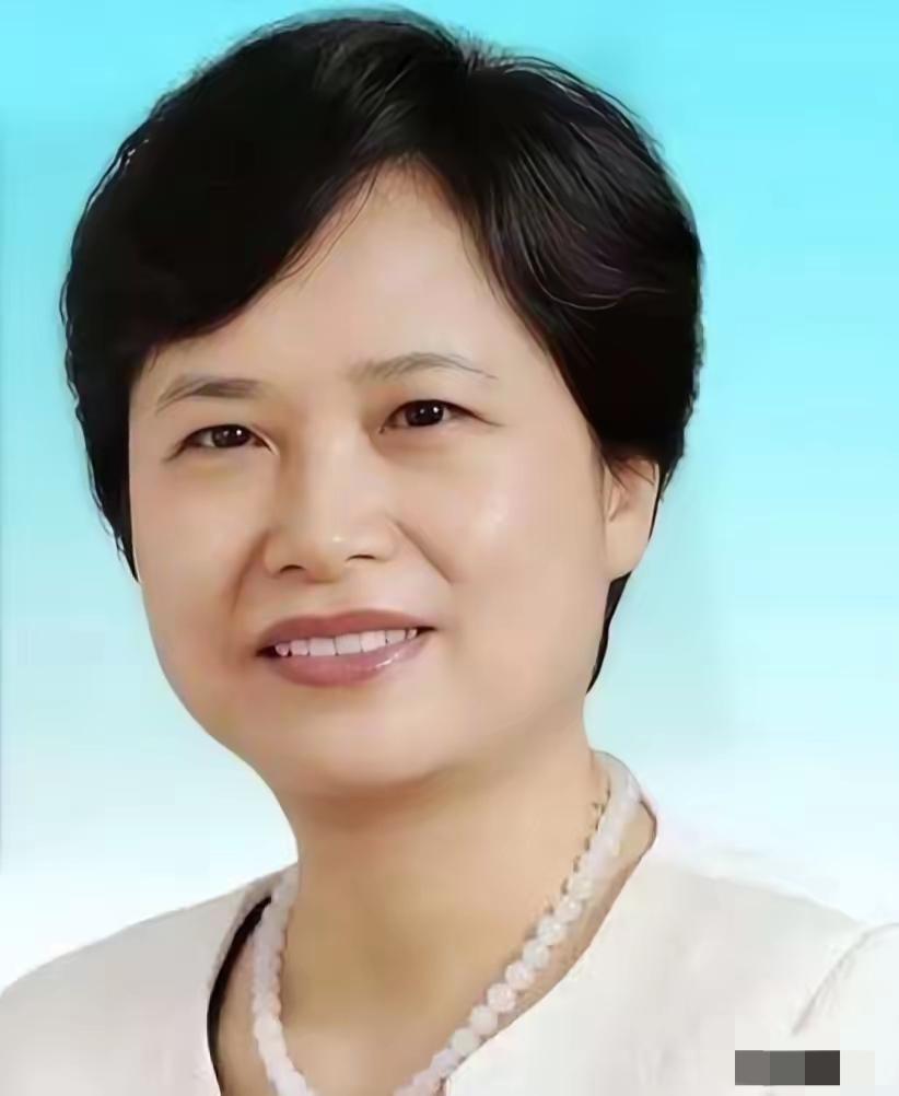 杜玲落马了，这消息在深圳官场圈子里炸开了锅。
算算日子，她在深圳扎根太久了，从罗