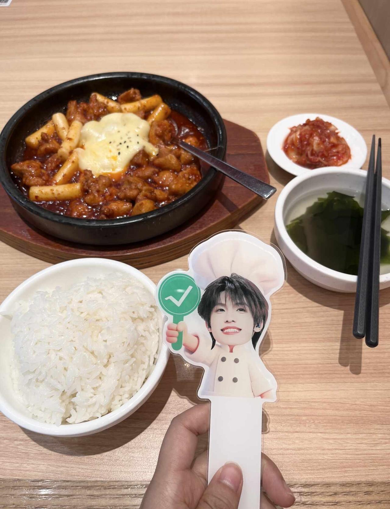 追星女之登丝攒钱追线下Day16
早餐🥣：
🍠红薯
午餐🥣：
🍚芝士年糕