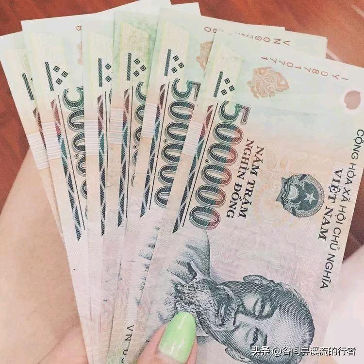 小伙回国存“一个亿”，银行副行长亲自接待，拆开信封后全场沉默！
 
在国外摸爬滚