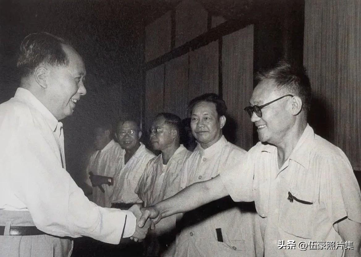 1960年7月，中国文学艺术工作者第三次代表大会期间，毛泽东主席和巴金（右一）握