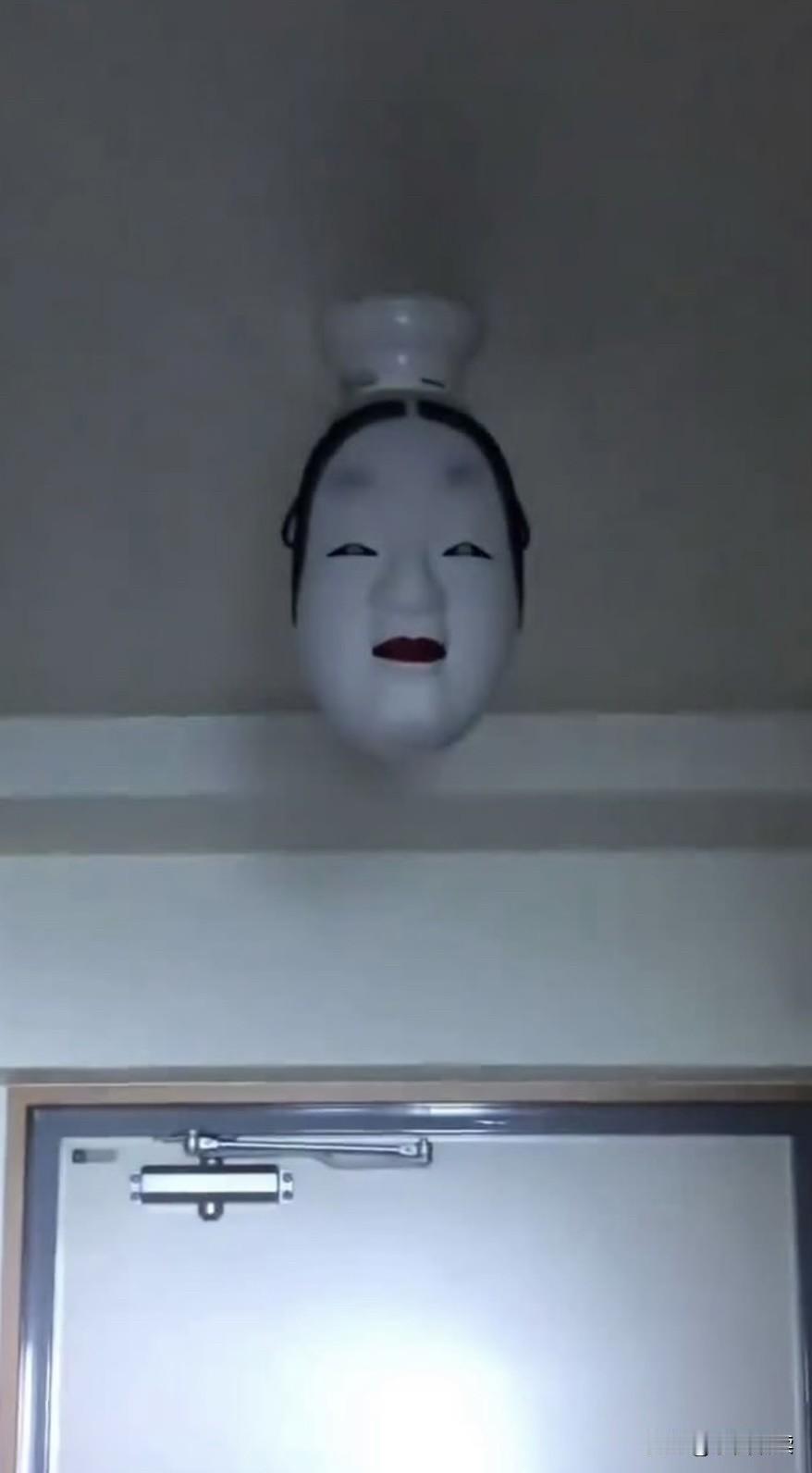 窝草，家里装这样的灯，是为了防小偷吗？第一次进来的人，不被吓死也要被吓尿吧？
