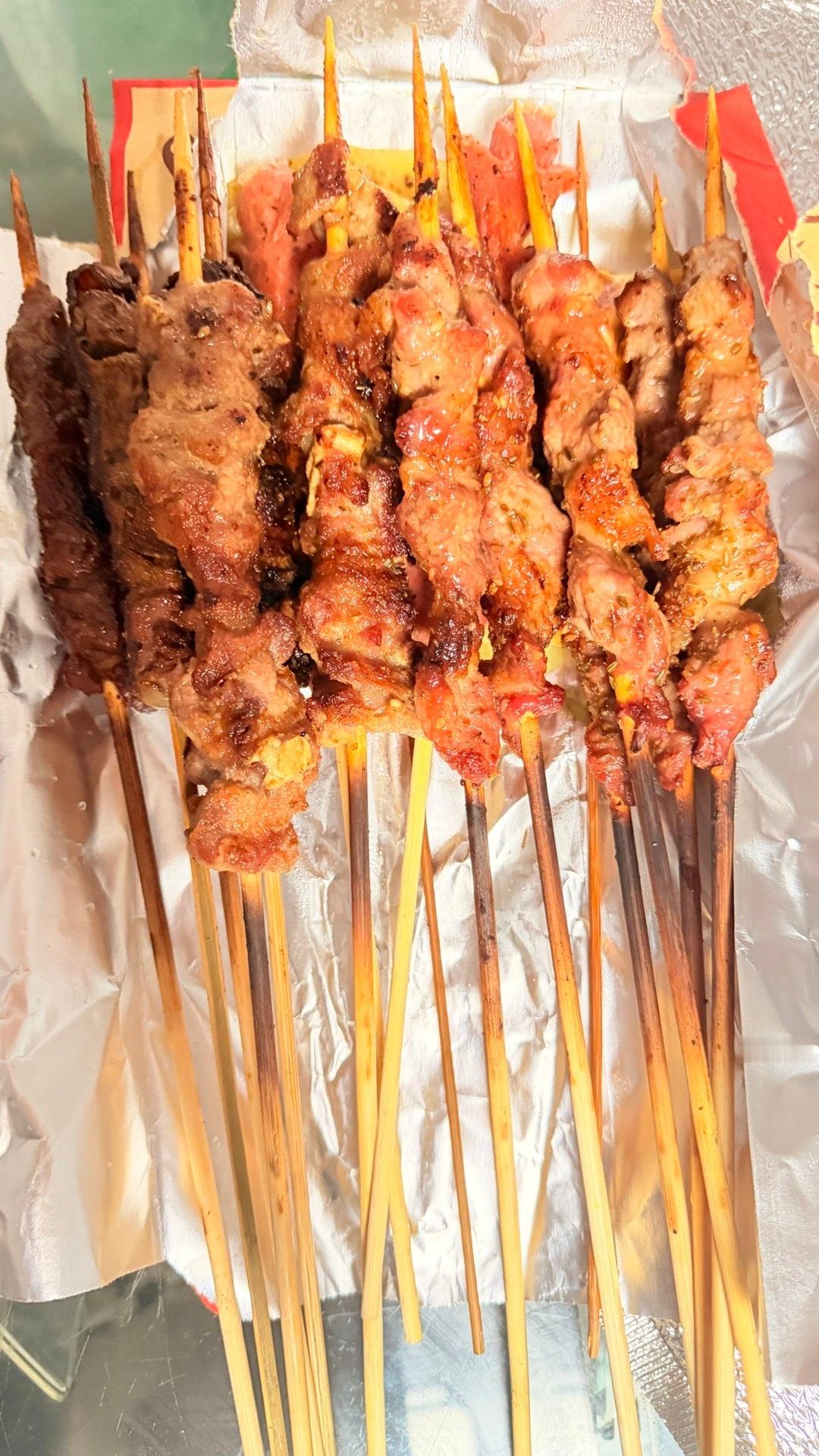 好久没吃羊肉串了。 