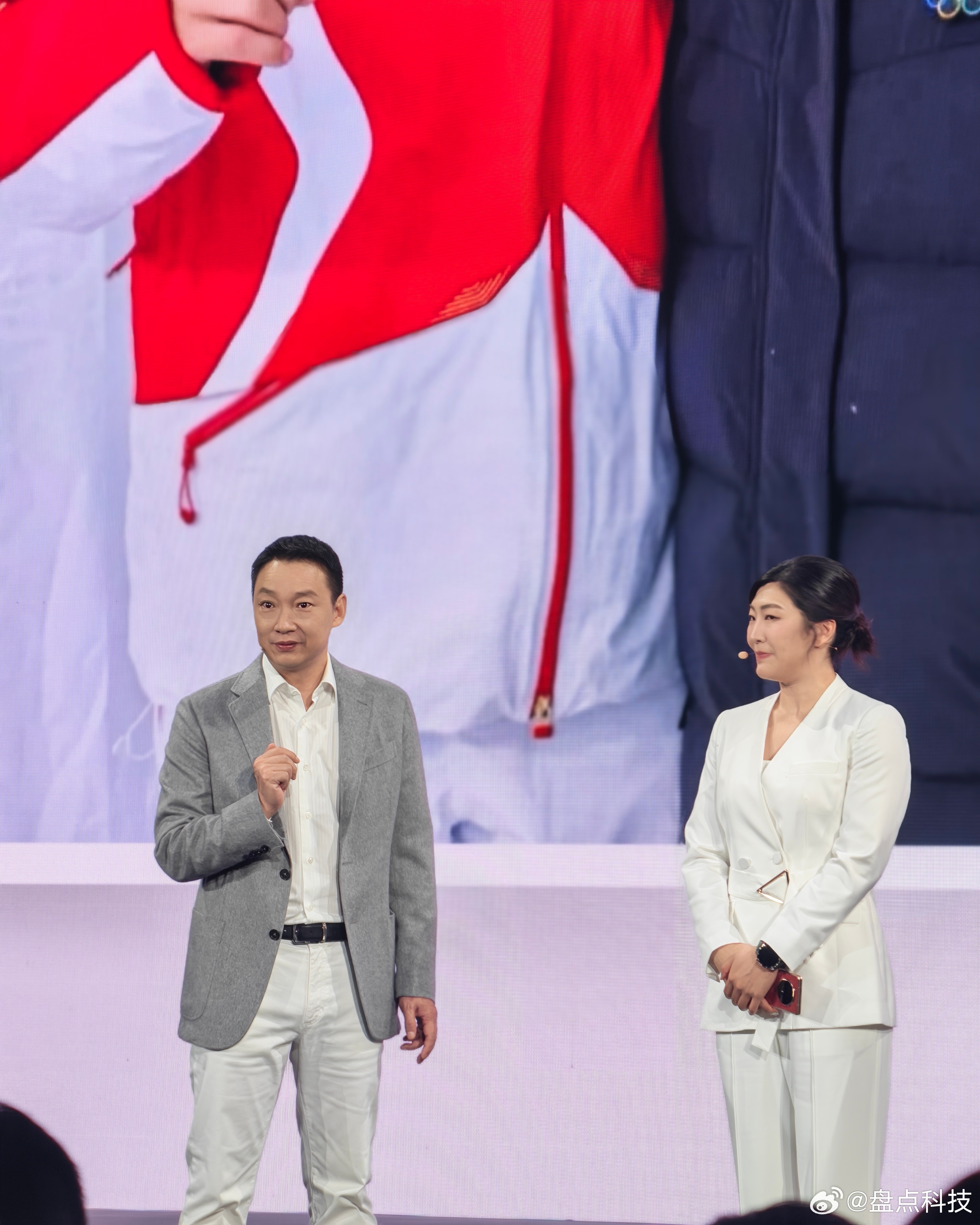 除了硬件层面的满配荣耀Magic V6这次还给大家带来了“六大神器”：会议神器（