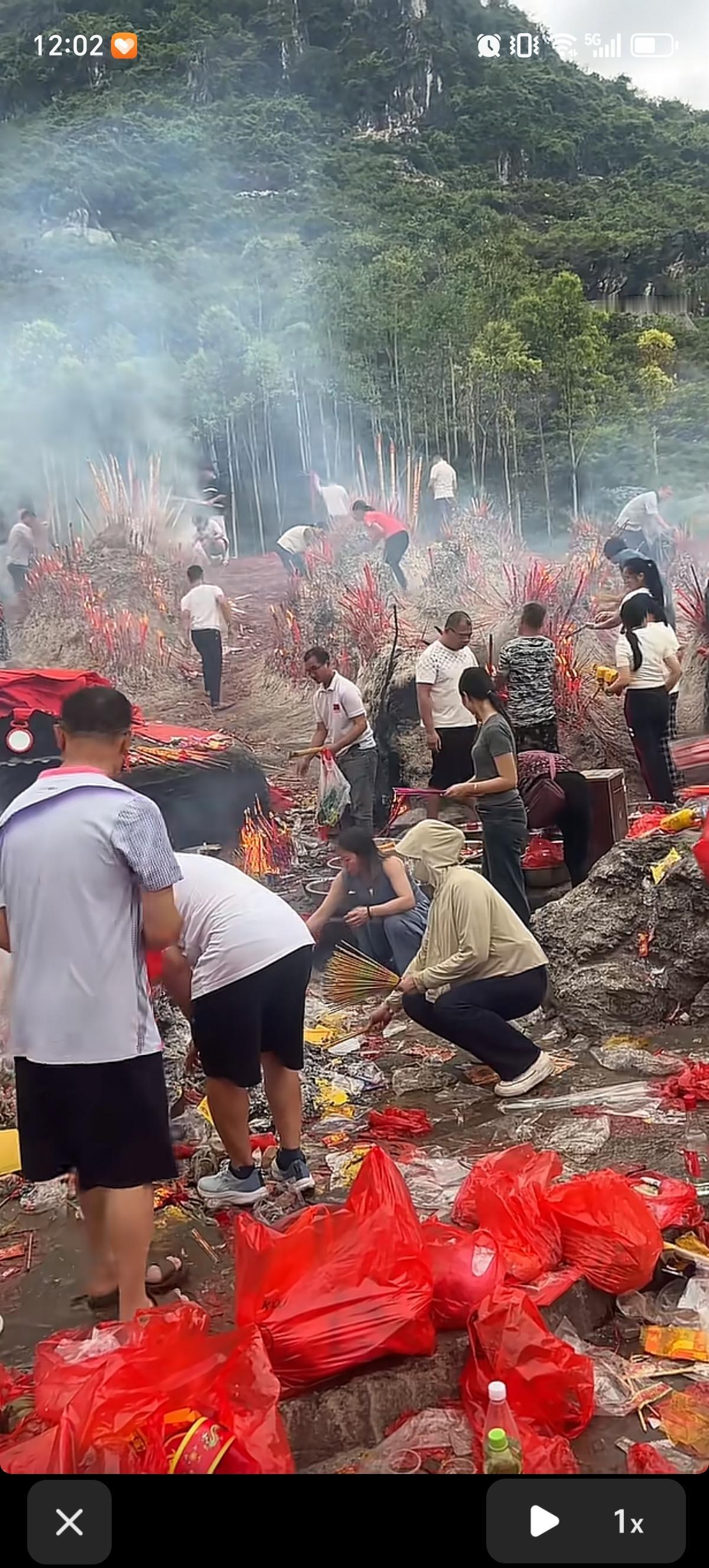 6月份高考之前，家长们都去拜“状元坟”了，纷纷祈愿自家儿子/女儿金榜题名、旗开得