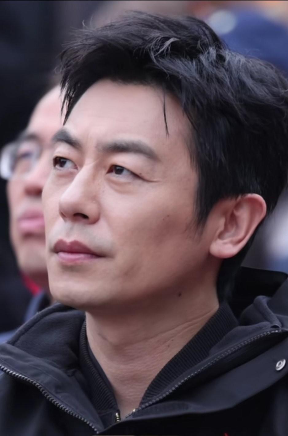 从这个角度去看朱亚文的颜值真的是太帅了，棱角分明的五官，立体深邃的轮廓，硬朗阳刚