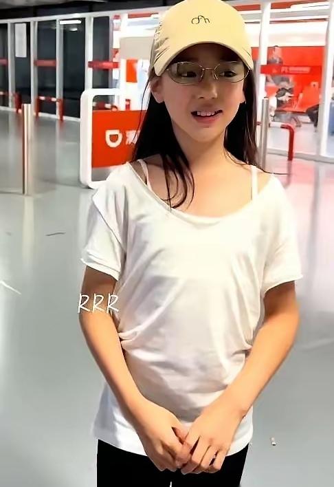 刚刷到董璇她女儿的视频，
给我看愣了，
才十岁的小姑娘披着宽大成人T恤，举止沉稳