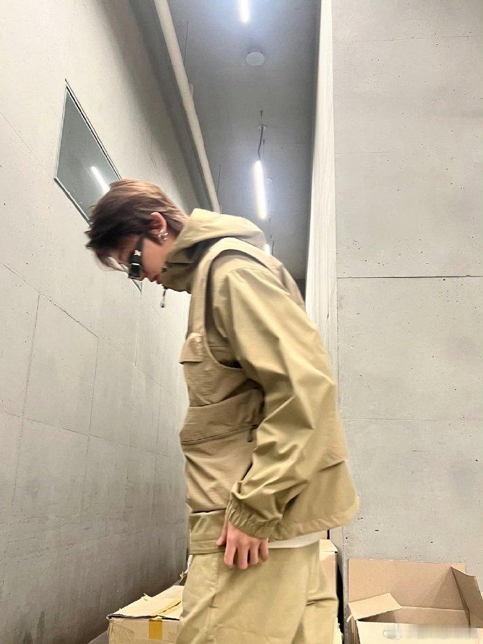 徐明浩咖色工装穿搭，酷帅墨镜🕶分享最新自拍！[打call] ​​​