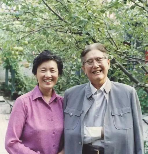 乔冠华去世那天，章含之一句话，让整个外交部都愣住了，她说，不开追悼会，不发讣告，