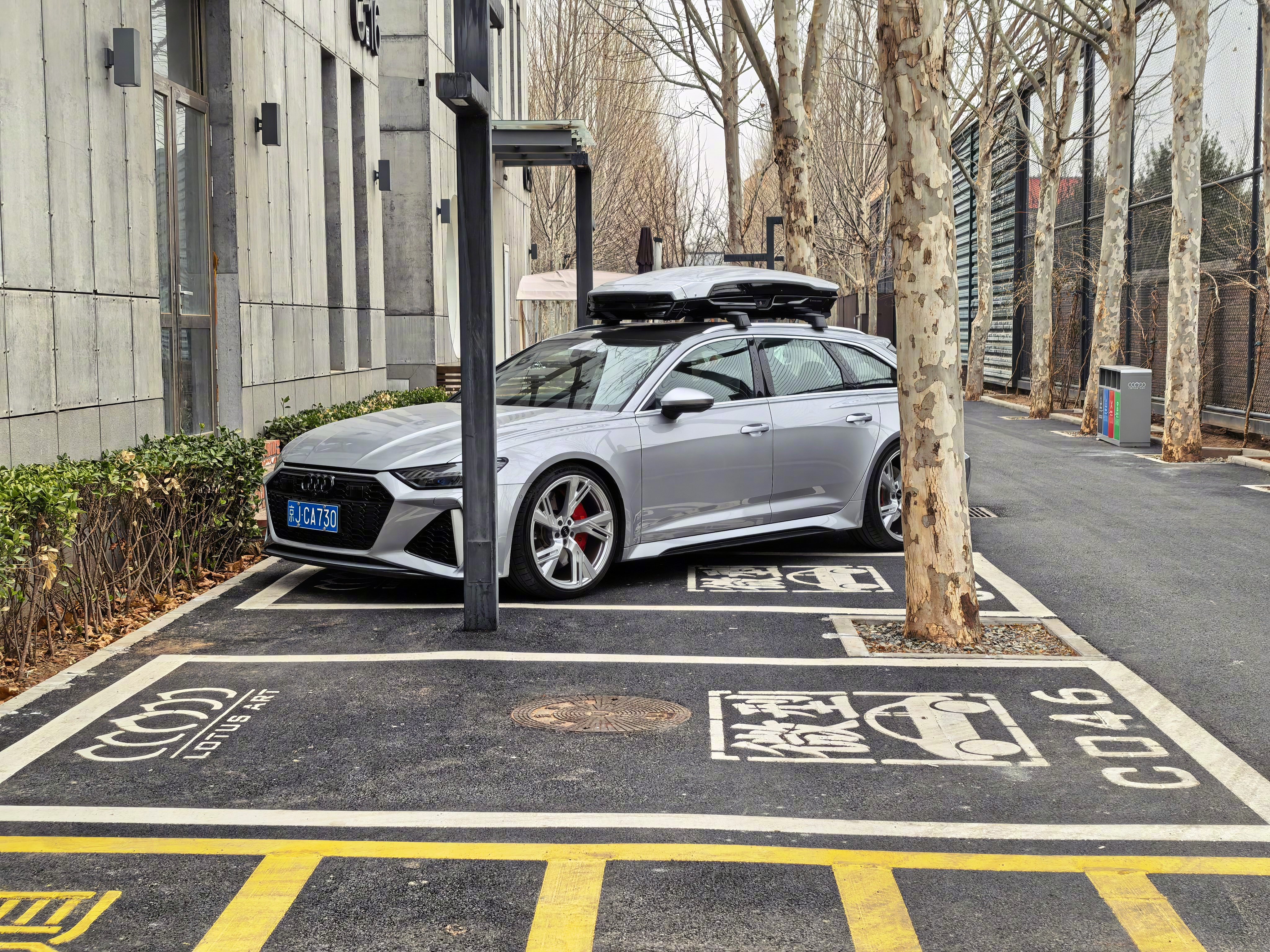 制片让我下午开RS 6，因为要拍追走轩逸的视频。我：