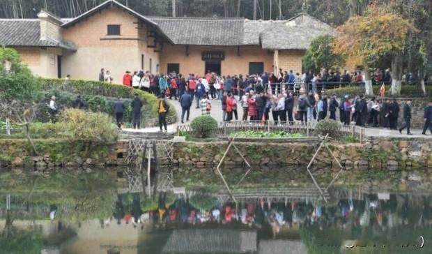 不少人疑惑，湖南韶山并非顶级自然风光景区，可不管工作日还是节假日，伟人故居、铜像