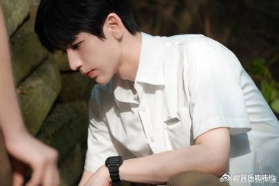 小小的老子竟然对张凌赫有保护欲 张凌赫这段戏里满是委屈，被母亲操控着不能做自己，