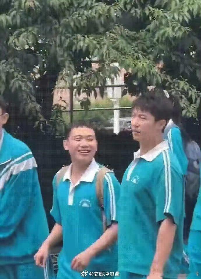 黄晓明与关晓彤饰演高中生，却似老年大学学员。  