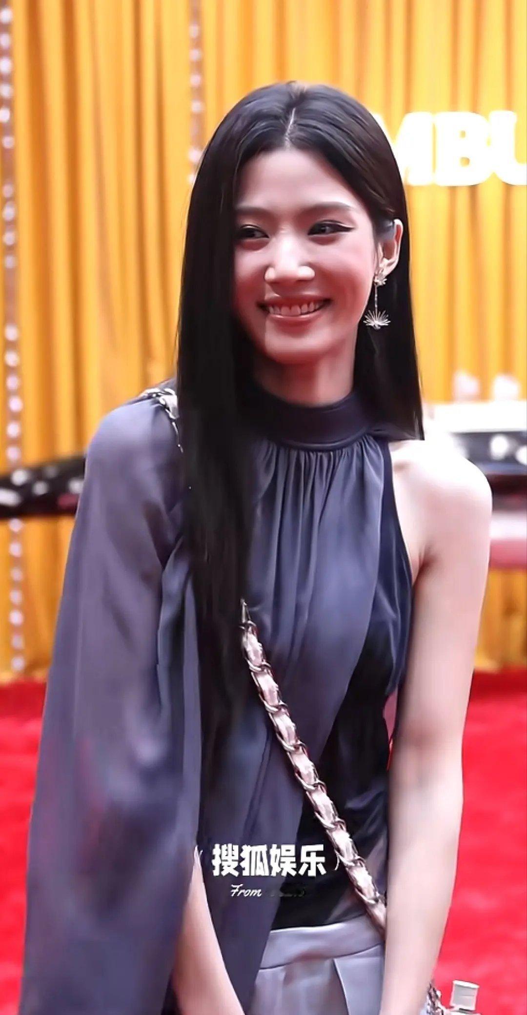 卢昱晓脸垮了吗？ 