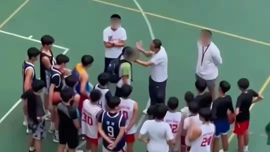 体罚、荧幕暴力、家庭冲突环环相扣，暴力真的会代代传递，香港知名篮球教练逼迫学生当
