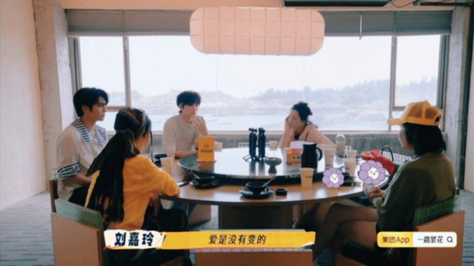 余宇涵首谈父母离异 听余宇涵平静谈及父母离异，那波澜不惊的语气里，或许藏着无数难