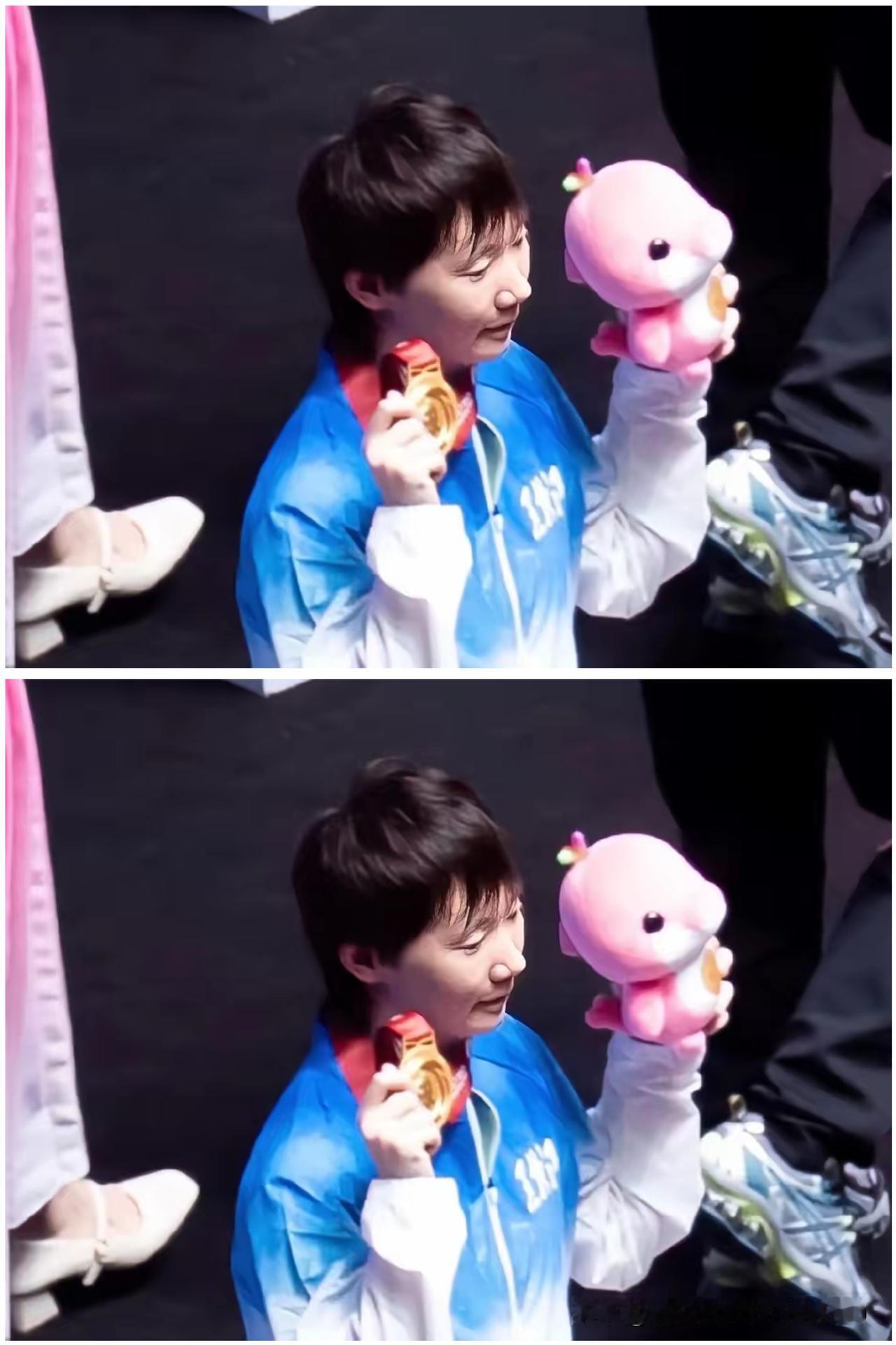 家人们谁懂啊！
王曼昱刚拿下女单冠军，
颁奖现场却全是喊孙颖莎的声音。
饭圈文化