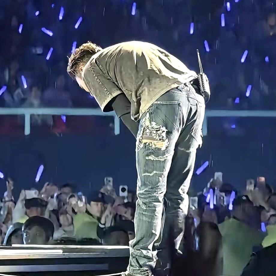 谢霆锋武汉演唱会，雨中牛仔裤破洞露蝴蝶底裤。

4月11日，武汉体育中心，谢霆锋