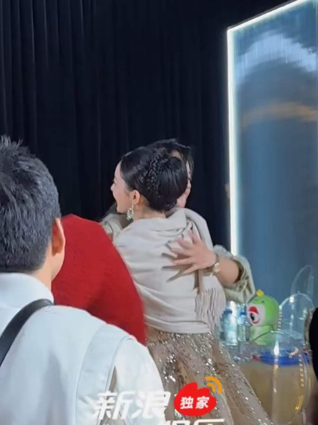 两个妈妈啊啊[抱一抱]  