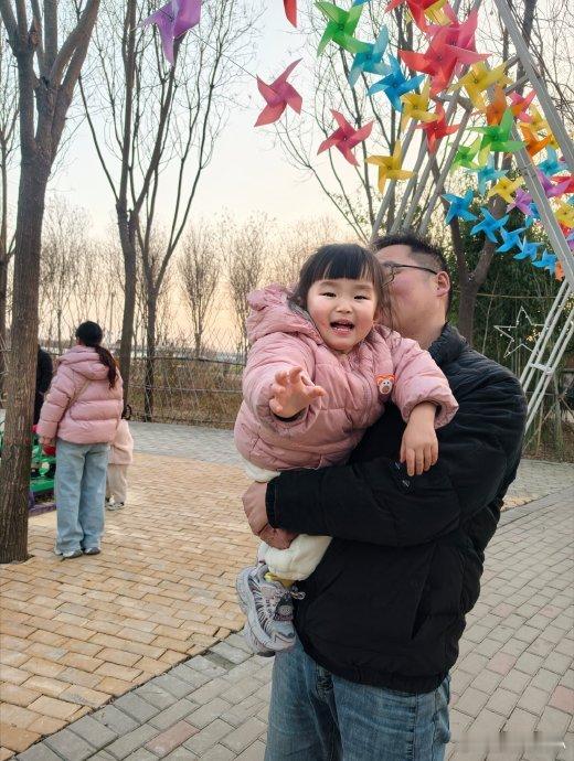 成龙自曝和儿子一年只打一次电话各位小伙伴！最近成龙大哥自曝和儿子一年只打一次电话