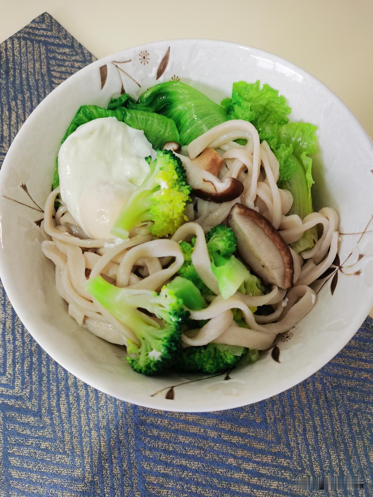 去面馆吃饭，我特意嘱咐少放辣椒。结果碗里红彤彤一大片。服务员解释：厨师心里烦闷，