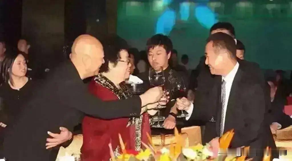 网友们在聊京城赵姨娘的圈层，聊名媛圈的时候，聊到了王健林。

他们说王健林和陈丽