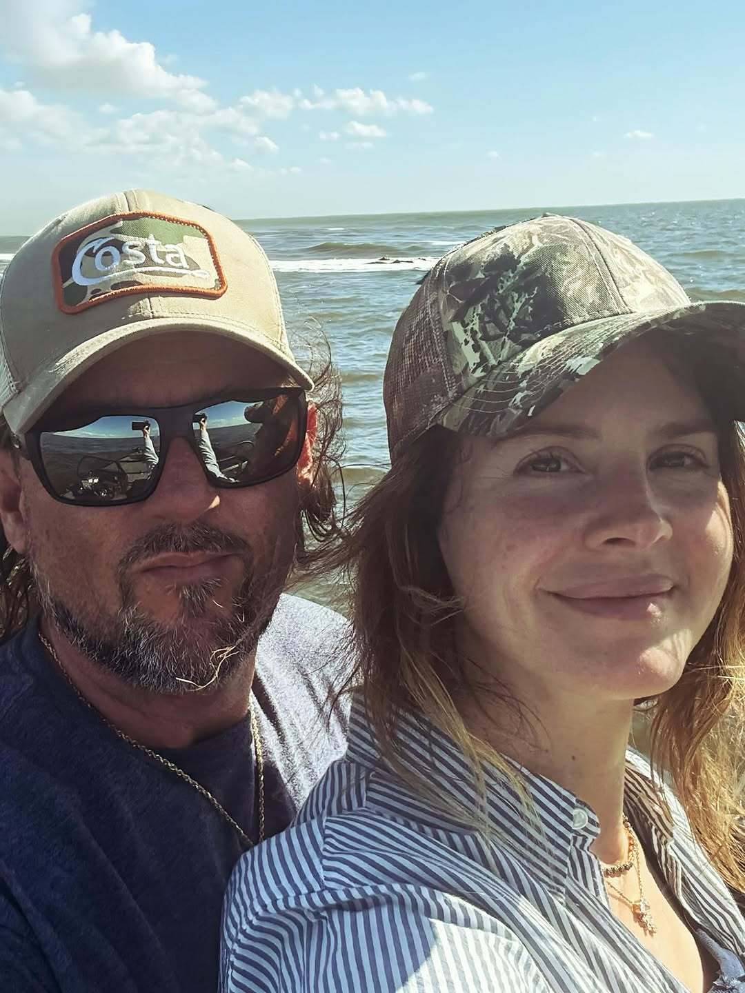 打雷姐Lana Del Rey晒出与老公鳄鱼哥海边甜蜜自拍，还有超大颗钻戒🐊?