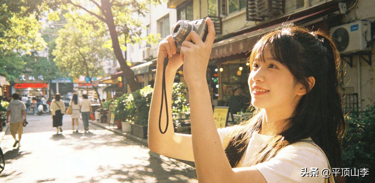 拍照打卡，原来都是……

现在大家都喜欢拍照打卡，走到哪儿拍到哪儿。一杯奶茶要拍