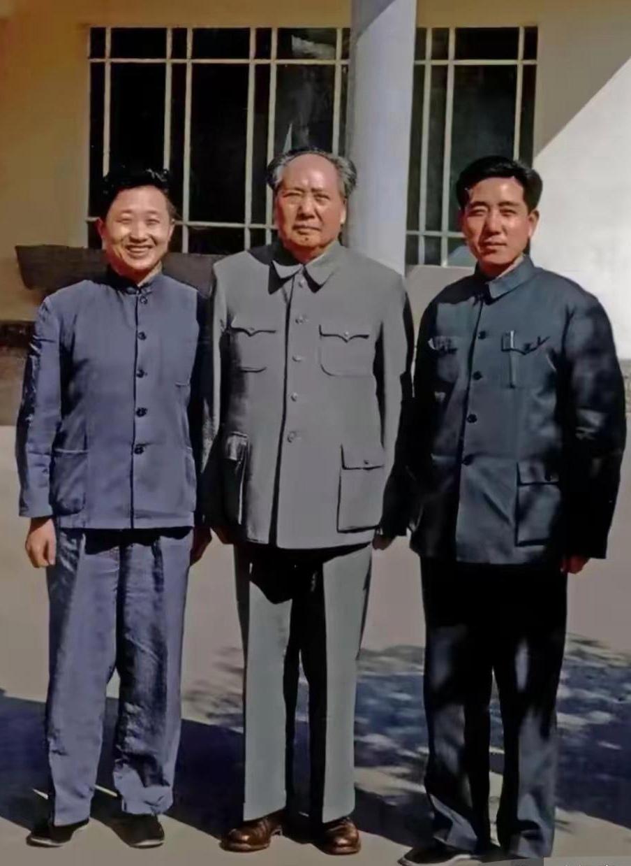 这是一张珍贵的历史照片。
毛主席与身边的两位工作人员合影留念。左边微笑的男子，是