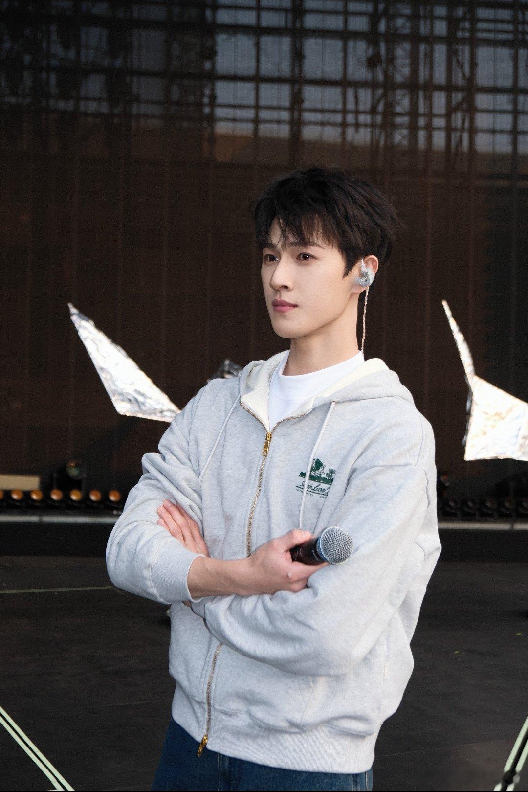 李昀锐分享了一组花絮图～“迫不及待🧩2025年最后一条幕后花絮” 